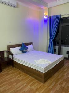 Säng eller sängar i ett rum på Nhà Nghỉ Hương Trà 2 Tân Phú