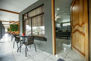 Kuchyň nebo kuchyňský kout v ubytování Coati Arenal Lodge