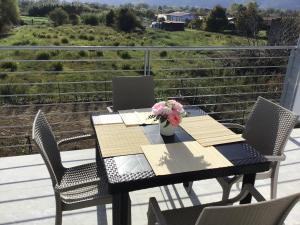 einen Tisch und Stühle auf einem Balkon mit Aussicht in der Unterkunft Marinella House in Sarzana