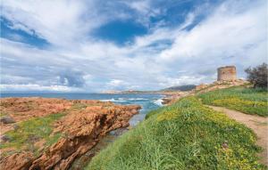 a view of the ocean and a castle on a cliff at Trilo Sup in Trinità d'Agultu e Vignola