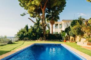 Bazén v ubytování ~Villa El Riu del Cel~Increíbles vistas al mar nebo v jeho okolí