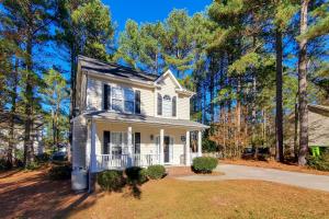 KnightdaleにあるWendell Home with Fenced Yard, Close to Raleighの背景白家