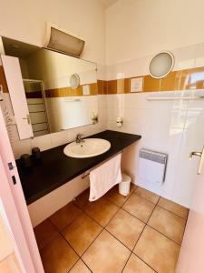 A bathroom at Hôtel Rose des Vents