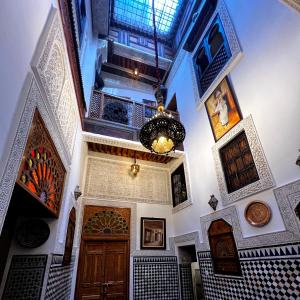 een afbeelding van een hal met een gebouw met plafonds bij Riad dar Kirami in Fès