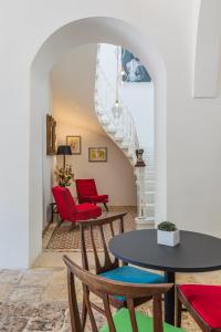 uma sala de estar com mesa e cadeiras em Mosta Dome B&B em Mosta