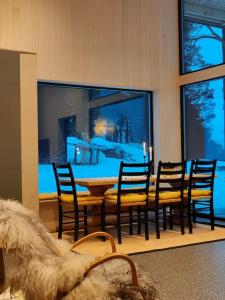een eetkamer met een tafel en stoelen bij Huset ved skogen in Isfjorden