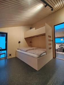 een kamer met een stapelbed en een groot scherm bij Huset ved skogen in Isfjorden