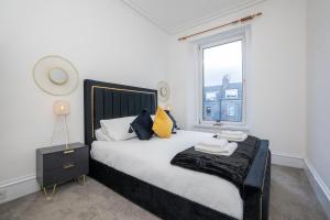 Un dormitorio con una cama grande y una ventana en Brulee House - Luxury 2 Bed Apartment in Aberdeen Centre, en Aberdeen