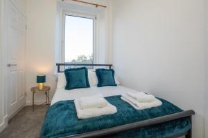 um quarto com uma cama com duas toalhas em Brulee House - Luxury 2 Bed Apartment in Aberdeen Centre em Aberdeen