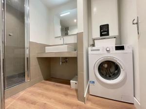 pralnia z pralką i umywalką w obiekcie Homelivia,Industriel cosy w Nicei