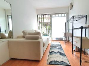 sala de estar con sofá blanco y espejo en Spacious and cozy house in Polanco for 26 guests, en Ciudad de México