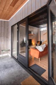 La Casa Gardenia في درونين: غرفة نوم مع أبواب زجاجية منزلقة وسرير
