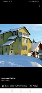 Apartman LELI في كوبريس: صورة منزل اصفر في الثلج