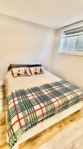 Łóżko lub łóżka w pokoju w obiekcie Cozy basement suite-溫馨小屋 designated parking