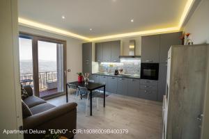 een keuken met een bank en een tafel in een kamer bij ROCCA DI CERERE Self Check-in Apartments in Enna