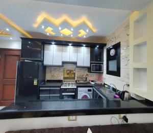 A kitchen or kitchenette at شاليه على البحر بورتوسعيد