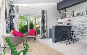 salon z ceglanym kominkiem i krzesłami w obiekcie Nice Home In Galizana w mieście Galižana