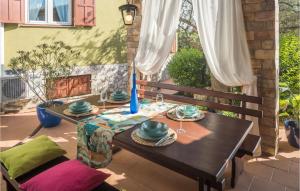 drewniany stół z naczyniami na patio w obiekcie Nice Home In Galizana w mieście Galižana +37 zdjęć