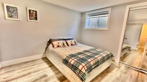Postel nebo postele na pokoji v ubytování Cozy basement modern suite-溫馨小屋 parking kt