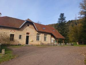 an old house with a driveway in front of it at ECOLE de BELMONT in Le Haut-du-Them