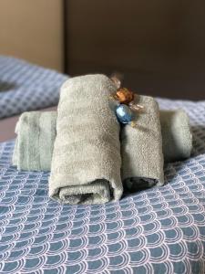 sterta ręczników na łóżku w obiekcie Waldfrieden Ferienhaus mit SAUNA w mieście Ruhla