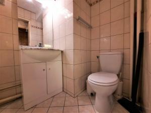 Baño pequeño con aseo y lavamanos en Studio Les Menuires, 1 pièce, 2 personnes - FR-1-452-127 en Les Menuires