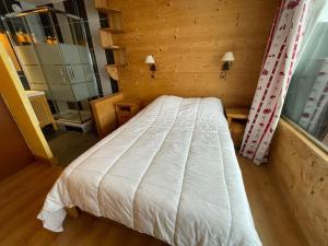 מיטה או מיטות בחדר ב-Appartement Les Menuires, 2 pièces, 4 personnes - FR-1-452-177