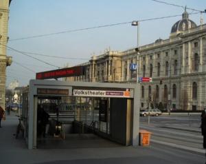 una parada de autobús al lado de una calle de la ciudad en THE PLACE, IN THE 7TH DISTRICT OF VIENNA en Viena