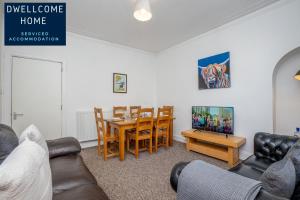 Гостиная зона в Dwellcome Home Ltd 3 Double Bedroom Aberdeen Apartment - see our site for assurance