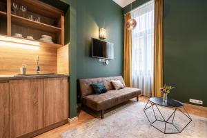 een woonkamer met een bank en een wastafel bij Luxory place in the heart of Budapest in Boedapest