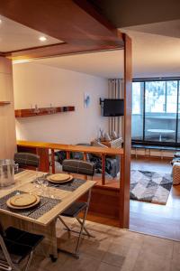 - une salle à manger avec une table et des chaises dans l'établissement Studio confort, Front de neige, Parking gratuit, à Isola 2000