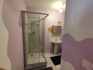 łazienka z prysznicem i umywalką w obiekcie Maison individuelle 60 m² w mieście Le Cateau