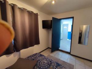 um quarto com uma porta que leva a um corredor em Maison individuelle 60 m² em Le Cateau