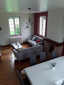 sala de estar con sofá y mesa en Chez DOUDOU entre terre et mer, en Bretteville-Saint-Laurent