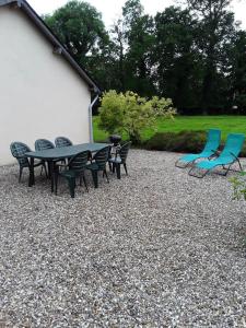 una mesa de picnic y sillas en un cementerio en Chez DOUDOU entre terre et mer, en Bretteville-Saint-Laurent