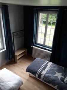 1 dormitorio con cama y ventana en Chez DOUDOU entre terre et mer, en Bretteville-Saint-Laurent