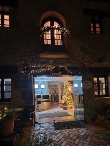 un edificio con un árbol de Navidad y luces en Hospederia Santillana, en Santillana del Mar