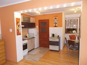 cocina y comedor con mesa y sillas en Apartament cynamonowy, en Grudziądz