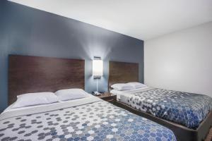 Postel nebo postele na pokoji v ubytování Econo Lodge Milwaukee Airport + 15 fotografií