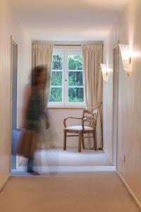 una persona che entra in una stanza con una finestra di Landhaus Plendl a Oberappersdorf