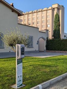 a parking meter in the grass in front of a house at NilHotel Florence in Florence
