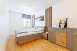 Dormitorio pequeño con cama y vestidor en Home in Vienna by Oberlaa Therme - 15 min to the city center en Viena