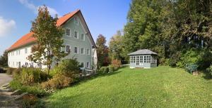 una gran casa blanca con cenador en un patio en Landhaus Plendl, en Oberappersdorf