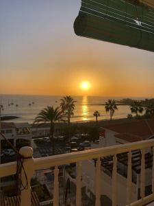 einen Blick auf den Sonnenuntergang vom Balkon einer Eigentumswohnung in der Unterkunft Casa Alejandro 5 Las Vistas in Los Cristianos