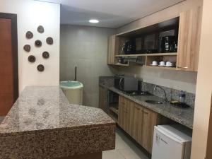 - une cuisine avec un évier et un comptoir dans l'établissement Kariri Beach - Apartamento Superior, à Cumbuco