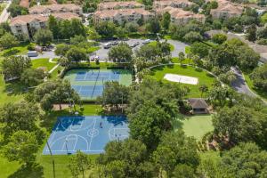 una vista panoramica su due campi da tennis in un parco di Windsor Hills Resort- 204A a Orlando