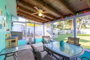 ケープ・カナベラルにある3 Bedroom Private Beach House 204!のパティオ(テーブル、椅子、天井ファン付)