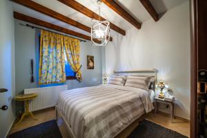 阿拉霍瓦的住宿－Arachova Mountain Villa，一间卧室设有一张床和一个窗口