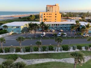 una vista aérea de un hotel y un aparcamiento con palmeras en Richard Arms Unit 15, en Cocoa Beach
