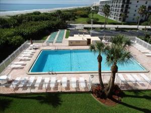 una vista aérea de una piscina con palmeras en Canaveral Towers Oceanfront 402!, en Cabo Cañaveral